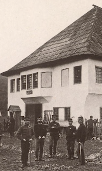 Fotografie (Ausschnitt): Österreichisch-ungarisches Militär vor dem Ploča-Han, in der Nähe von Sarajevo. Aufgenommen von Josef Löwy während der Endphase der österreichisch-ungarischen Besetzung des osmanischen Vilayets Bosnien, Herbst 1878.